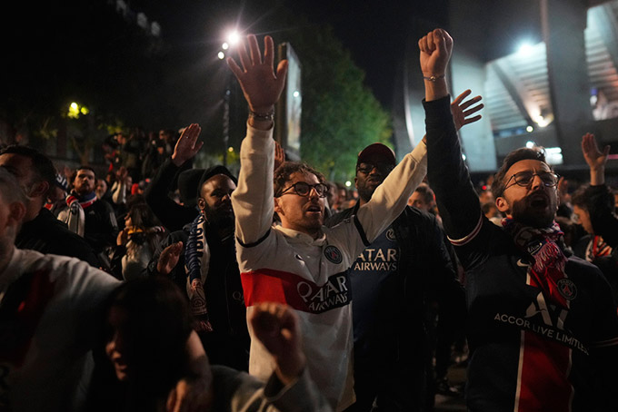 CĐV PSG bên ngoài sân bóng