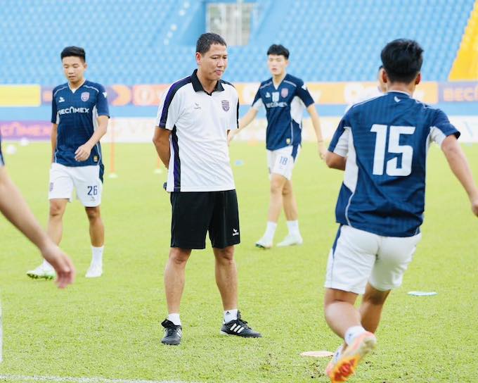 HLV Nguyễn Anh Đức đã có buổi tập làm quen cùng đội Bình Dương. Ảnh: Thái Hải 