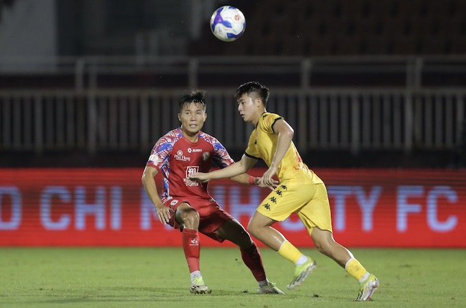 Cả hai đội đã chơi giằng co trong suốt hiệp 1 - Ảnh: Quốc An