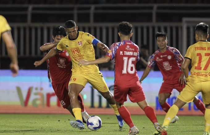 Rất nhiều cơ hội của Hải Phòng đã bị tiền đạo Lucao bỏ lỡ, trong đó có quả phạt đền - Ảnh: Quốc An