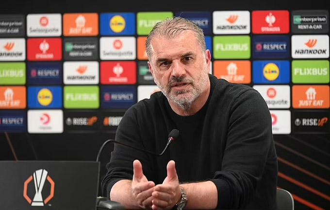 HLV Postecoglou không hài lòng khi được hỏi về MU