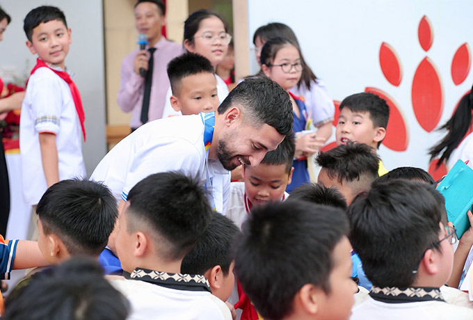 Kevin Phạm Ba hạnh phúc trước sự quan tâm của CĐV nhí - Ảnh: Nam Định FC 