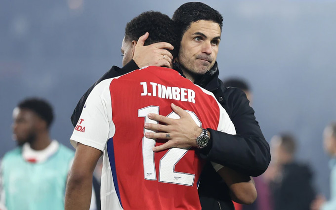 Arsenal thêm mùa giải nữa trắng tay