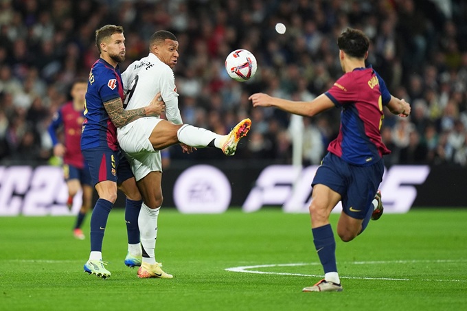 Ngay cả những tiền đạo như Mbappe cũng phải tích cực tham gia phòng ngự
