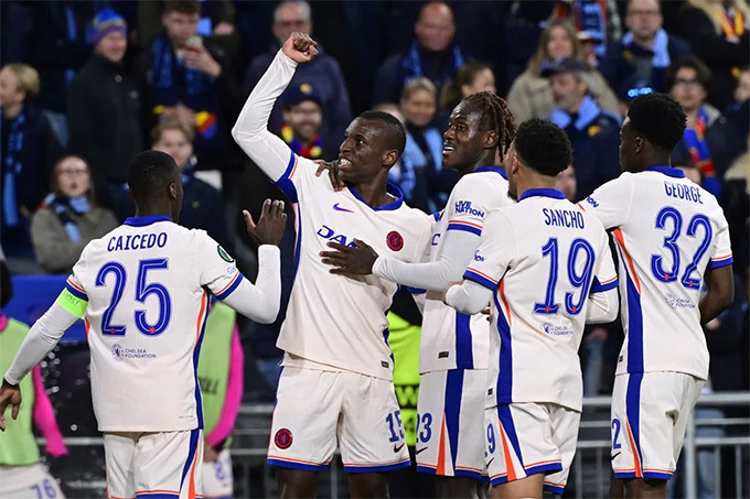 Chelsea thống trị giải đấu ngay từ đàu mùa