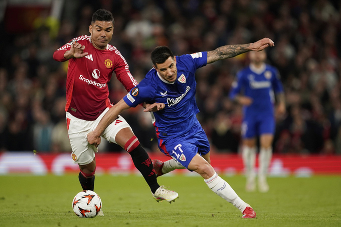 Casemiro trong một tình huống đeo bám cầu thủ Bilbao