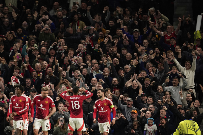 Cựu sao Real Madrid chia vui cùng CĐV MU sau khi ghi bàn