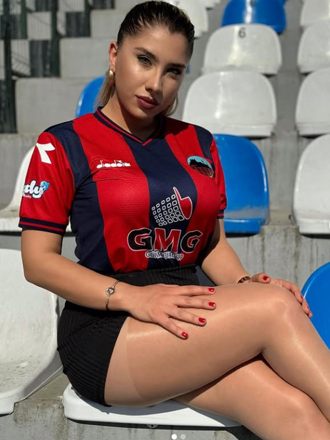  Elif Karaarslan nhận món quà từ CLB Mardin 1969 Spor
