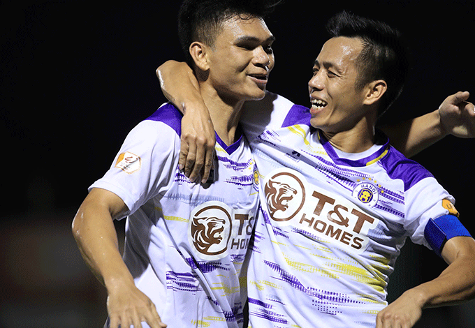 Xuân Mạnh ăn mừng sau khi gỡ hòa 1-1 cho Hà Nội. Ảnh: Đức Cường