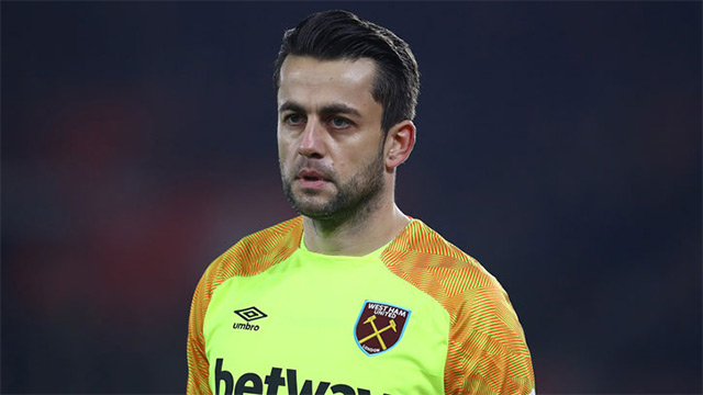 Fabianski đang phải chia sẻ suất bắt chính với Areola