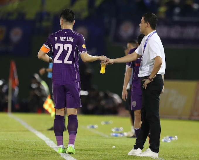 Anh Đức chỉ đạo Tiến Linh trên sân. Ảnh: Anh Khoa