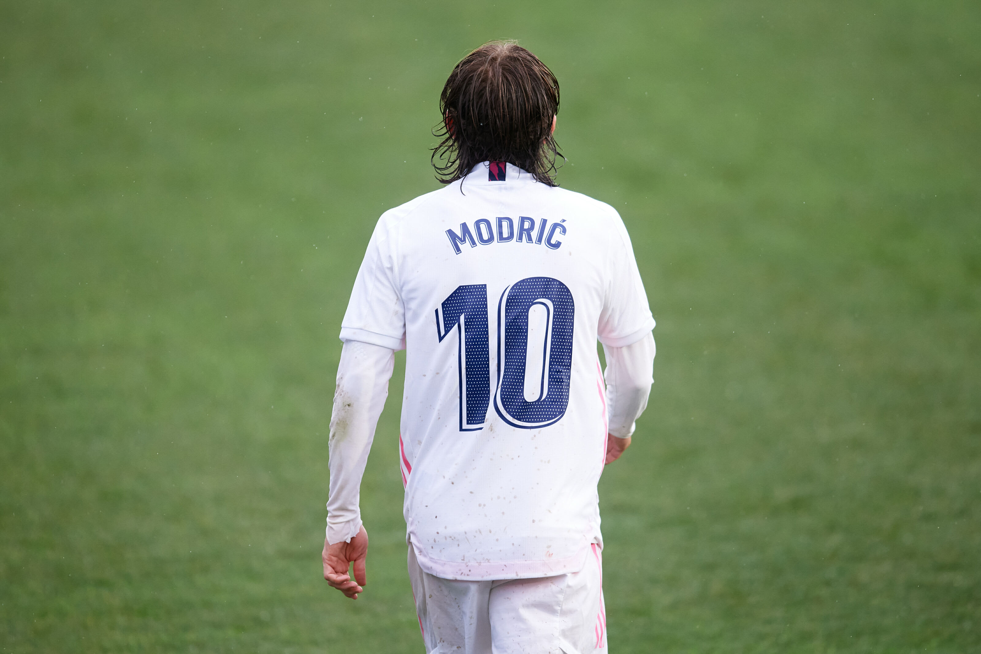 Modric sẽ ra đi vào mùa Hè này, và để lại số áo đấu mà cả Guler lẫn Mbappe thèm muốn