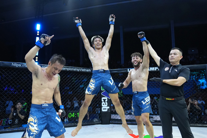 3 võ sĩ từ đội The Champ MMA ăn mừng chiến thắng - Ảnh: LC22