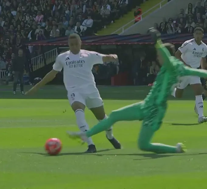 Pha va chạm của Mbappe và Szczesny