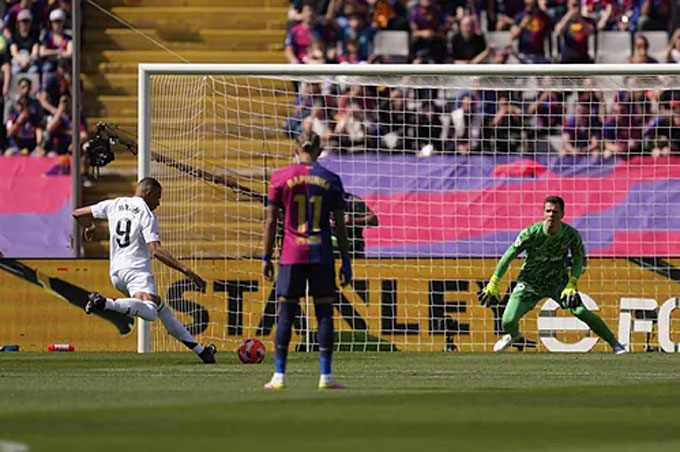 Mbappe đánh bại Szczesny trên chấm phạt đền