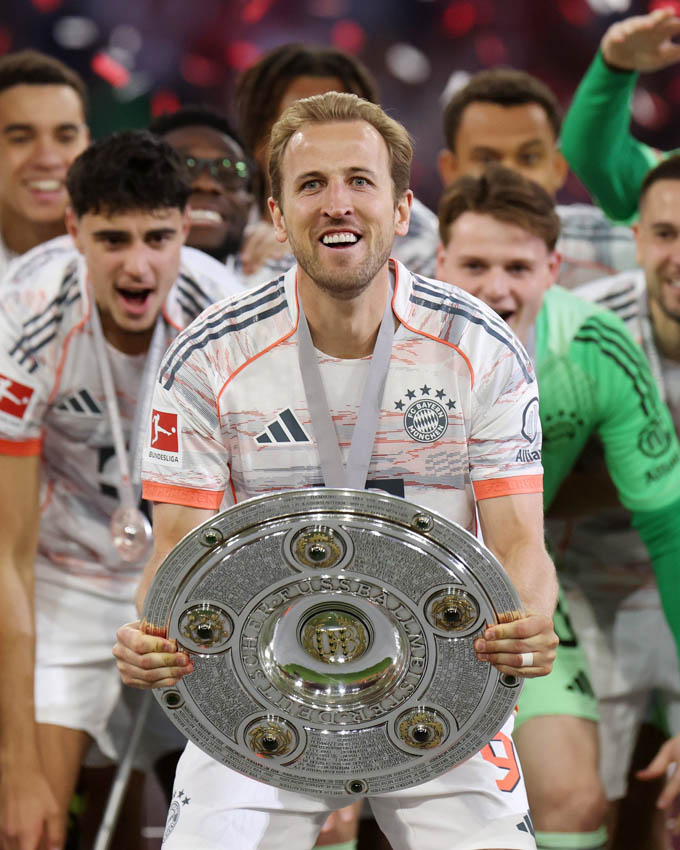 Kane nâng cúp bạc vô địch cùng Bayern Munich