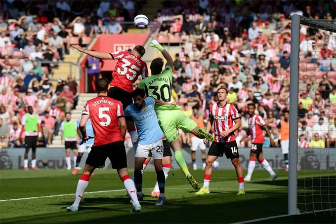 Southampton cầm hòa Man City để thoát khỏi kỷ lục tồi tệ tại Premier League