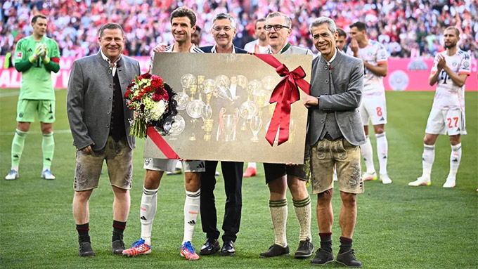 BLĐ Bayern tặng hoa và quà lưu niệm cho Muller trước trận đấu