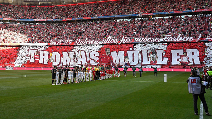 Muller rất bất ngờ trước tifo khổng lồ này