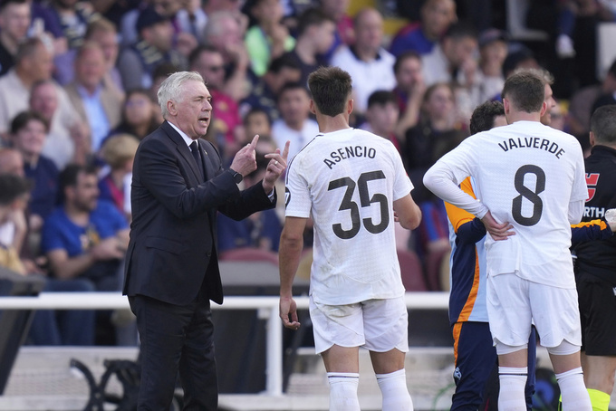 HLV Carlo Ancelotti liên tục phải chỉ đạo các học trò tập trung phòng ngự