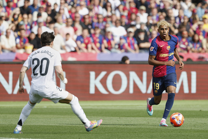 Hậu vệ của Real Madrid bất lực trước tiền đạo Lamine Yamal của Barca trong trận El Clasico