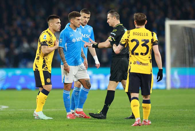Napoli có lịch đấu dễ thở hơn Inter, nhưng kịch hay vẫn còn phía trước