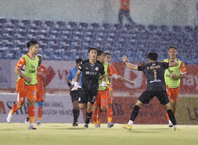 Niềm vui của Tiến Dũng và các đồng đội khi có bàn thắng nâng tỷ số lên 2-1. Ảnh: Phi Hải 