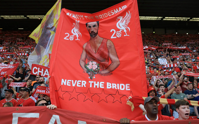 Tấm biểu ngữ fan Liverpool giăng ra chế nhạo Arteta