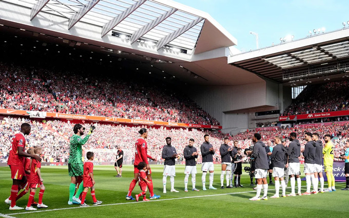 Arsenal xếp hàng danh dự vỗ tay chào đón tân vương Liverpool