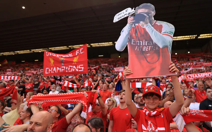 Tấm ảnh Odegaard lấy máy ảnh ăn mừng cũng bị fan Liverpool đem ra chế giễu
