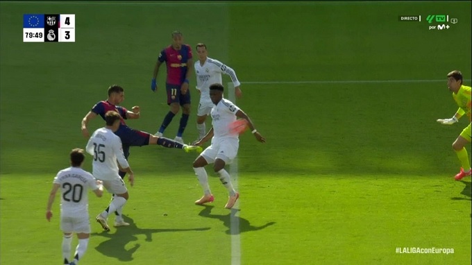 Tchouameni không bị thổi phạt penalty ở tình huống này?