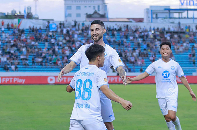 Kevin Phạm Ba đang ghi dấu ấn đậm nét trong màu áo Nam Định - Ảnh: Đức Cường 