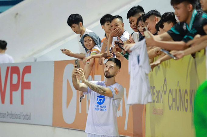 Kevin Phạm Ba trở thành idol mới ở sân chơi V.League - Ảnh: Đức Cường 