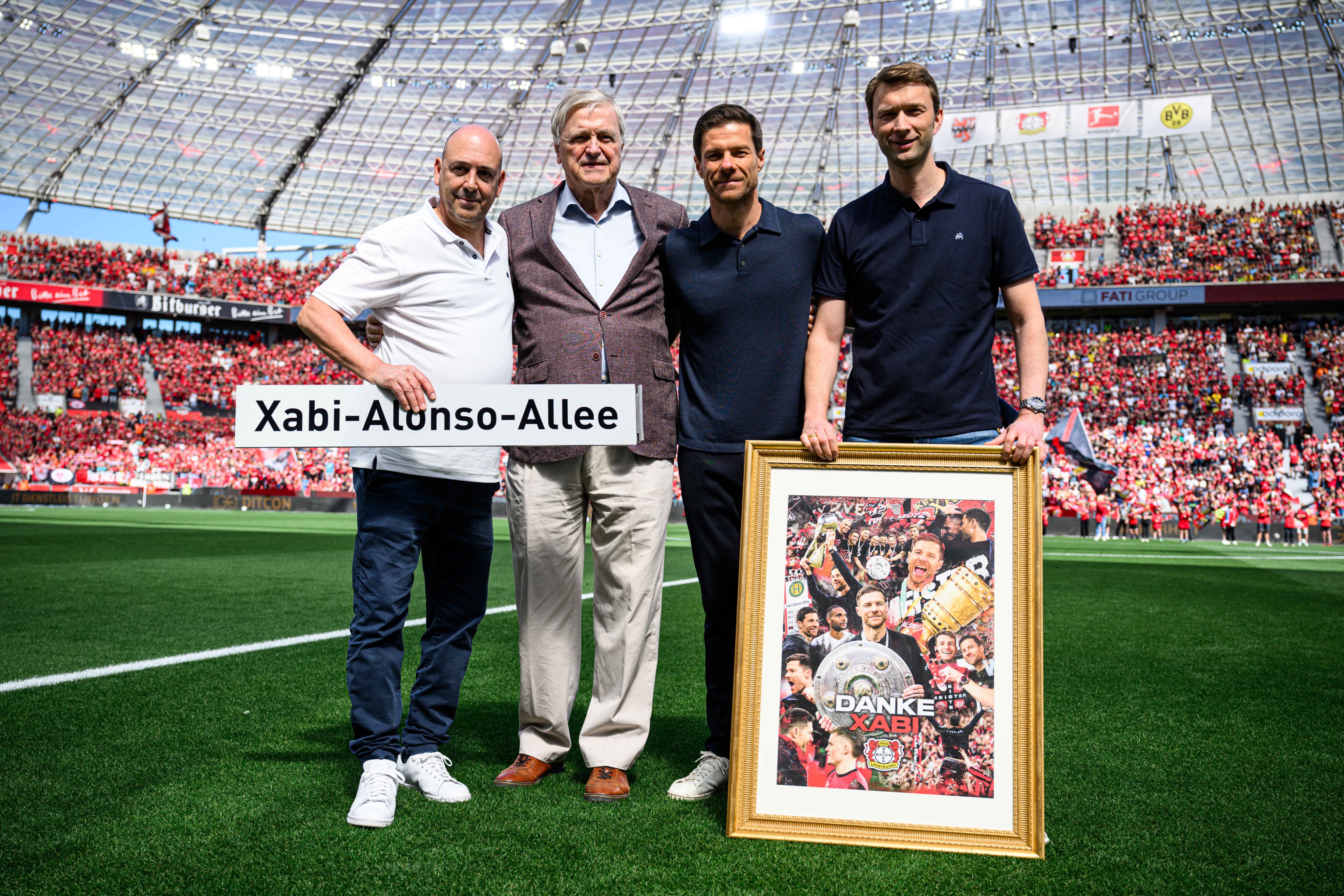 Món quà ý nghĩa Leverkusen dành tặng Xabi Alonso