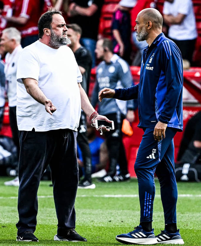 Chủ sở hữu Nottingham Forest lao vào sân chất vấn HLV Nuno Santo