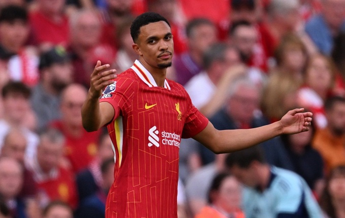 Alexander-Arnold bị la ó bởi chính các CĐV Liverpool