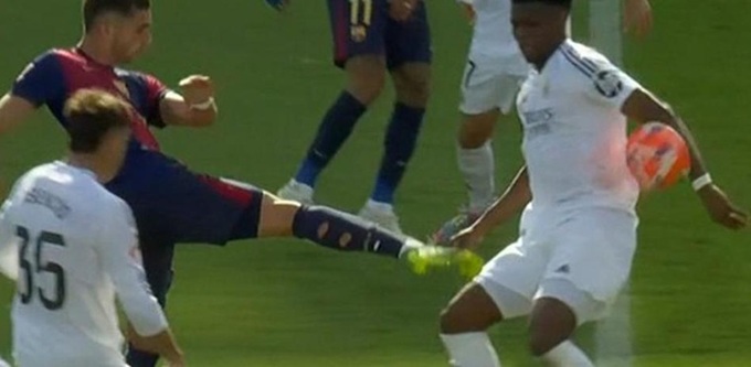 Tình huống bóng chạm tay Tchouameni trong vòng cấm của Real Madrid
