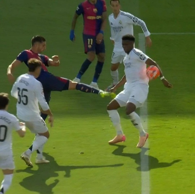 Tình huống khiến Barca cay mũi, khi họ không được trọng tài Hernandez cho hưởng penalty.
