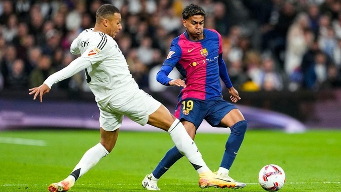 Kylian Mbappe (trái) một lần nữa thất bại trước cậu nhóc Lamine Yamal