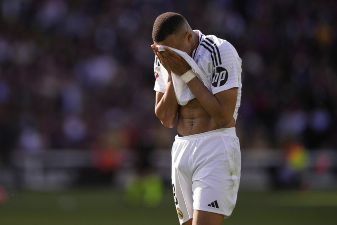 Sự thất vọng của Mbappe khi đội bóng của anh thua cả 4 trận El Clasico mùa này