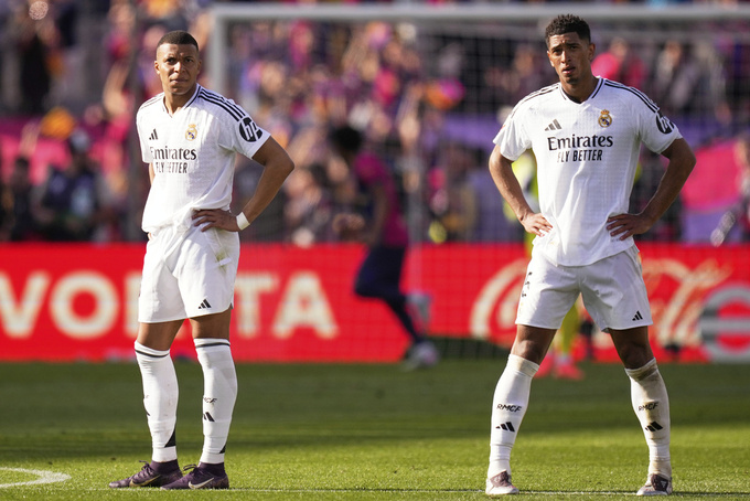 39 pha lập công cho Real Madrid của Mbappe (trái) ở mùa này đổi lại chỉ là con số 0.
