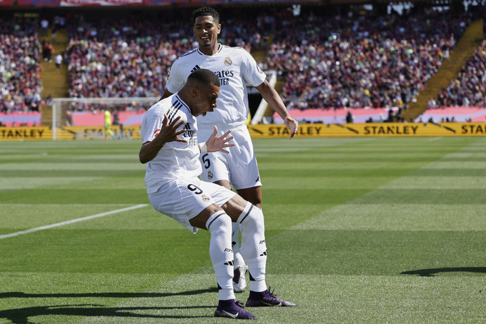 Kylian Mbappe đã lập 1 hat-trick vào lưới Barca đêm qua.