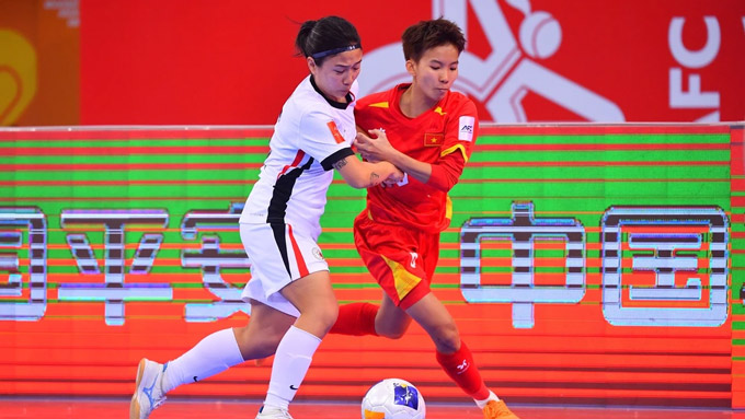 Thanh Ngân (áo đỏ) đã có 3 bàn thắng