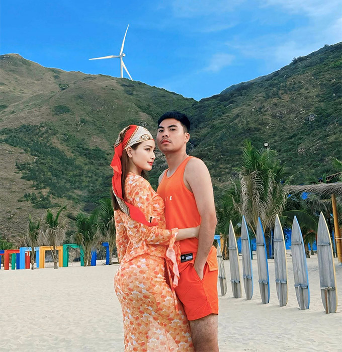 MC Mù Tạt khoe ảnh đầy tình cảm với bạn trai Đức Huy 