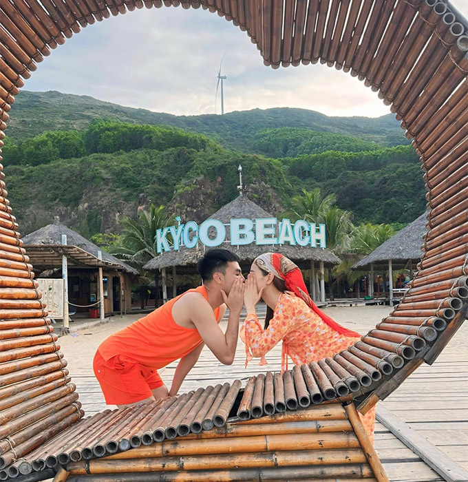 Đức Huy thoải mái khóa môi bạn gái Huyền Trang 