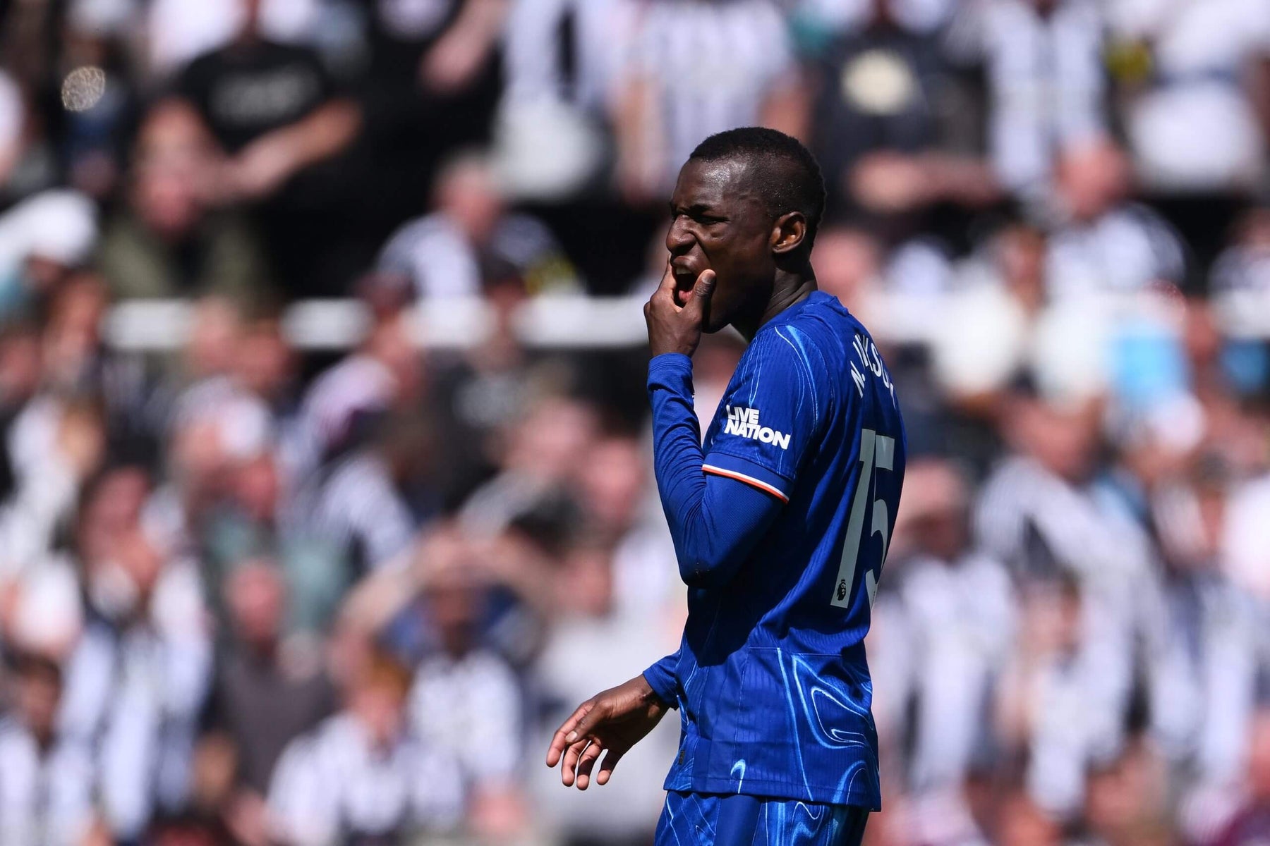 Jackson nhận thẻ đỏ và sẽ không được đá 2 trận còn lại ở Premier League 2024/25