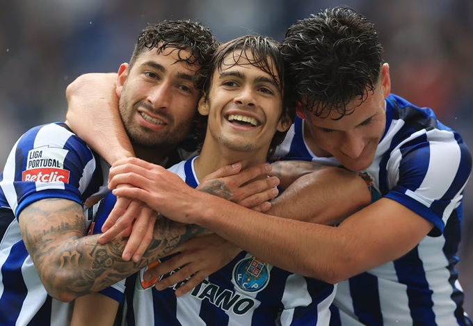 Rodrigo Mora được các đồng đội ôm hôn sau khi ghi bàn thắng thứ hai cho Porto vào lưới Famalicao vào tháng trước