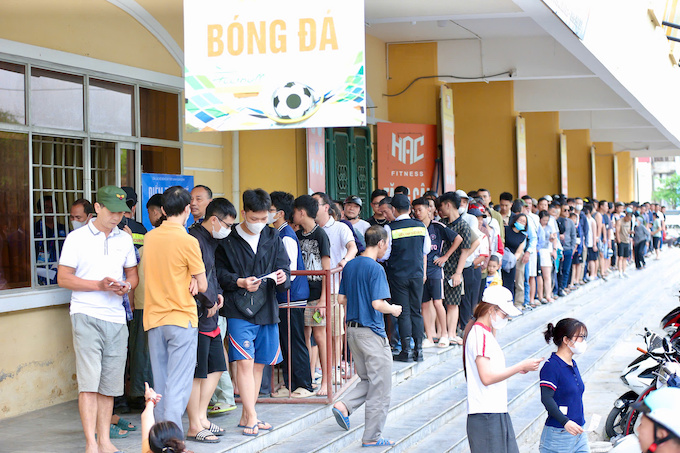 Hàng ngàn người hâm mộ Nam Định nhận vé miễn phí ở trận đấu với Thanh Hoá - Ảnh: Đức Cường
