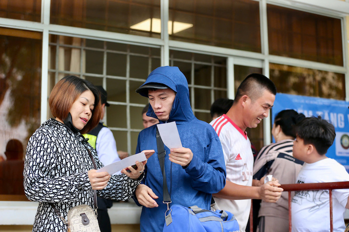 Niềm vui của khán giả khi nhận vé vào sân - Ảnh: Đức Cường