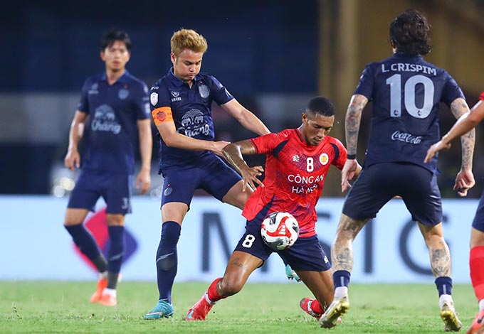 Ở tuổi 35, Theerathon không còn duy trì nền tảng thể lực tốt nên anh thường xuyên chơi xấu để ngăn chặn đối thủ